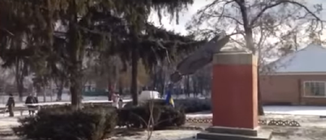 Под Кременчугом пьяные правосеки снесли очередной памятник Ленину