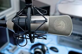 На Украине хотят лишать лицензий радиостанции без украинских песен