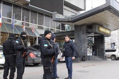 Боевики "Правого сектора" захватили гостиницу в центре Киева и устроили там притон