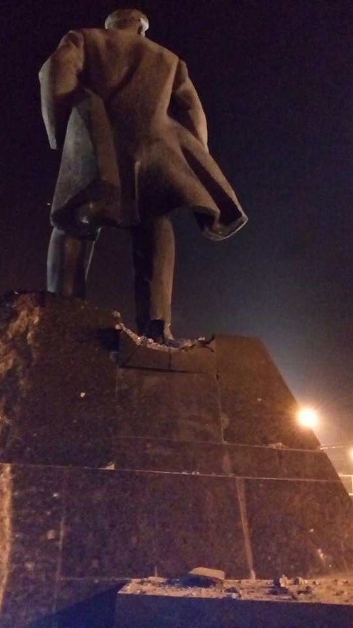 В центре Донецка подорвали памятник Ленину
