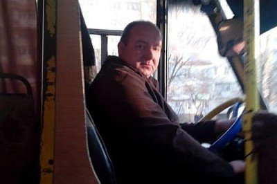 В Запорожье жена "хероя" набросилась на водителя маршрутки за отказ везти его задаром