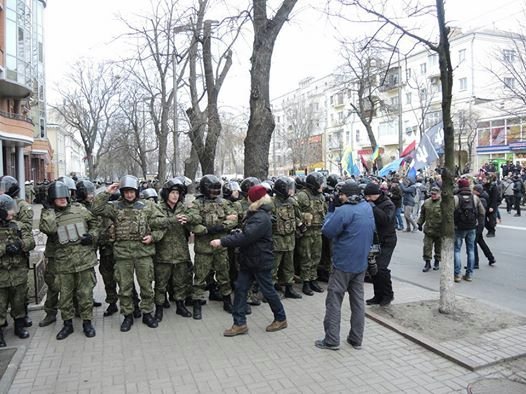 В Киеве забросали камнями офис Ахметова и «Сбербанк России»
