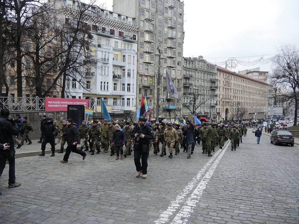 В Киеве забросали камнями офис Ахметова и «Сбербанк России»