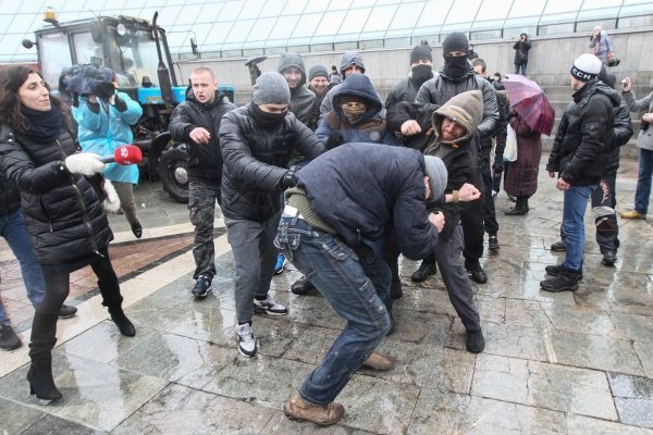 На Майдане драки и потасовки. Неизвестные разгоняют активистов кулаками