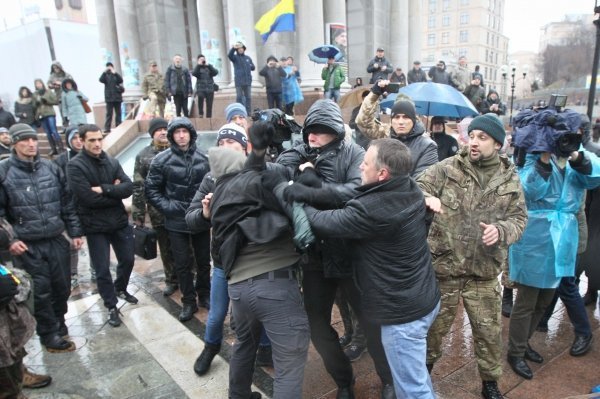 На Майдане драки и потасовки. Неизвестные разгоняют активистов кулаками