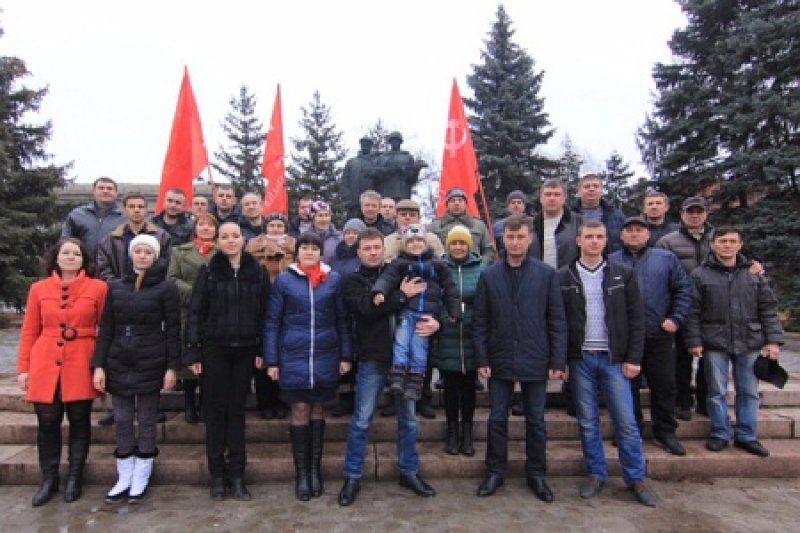 В Харьковской области под суд попали более 100 человек за возложение цветов к памятнику Воина-Освободителя