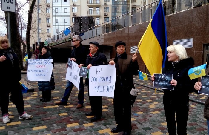 В Одессе под русским посольством поминали Немцова и… Путина