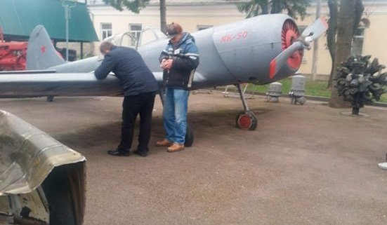 Пьяный «АТОшник» в музее залез в самолет и угрожал всех расстрелять.