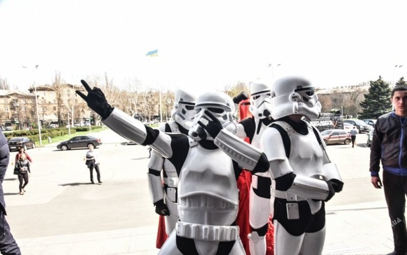 Глава «Блока Дарта Вейдера» и Чубакка подарили Саакашвили мангал и шампура