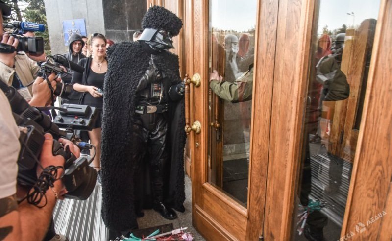 Глава «Блока Дарта Вейдера» и Чубакка подарили Саакашвили мангал и шампура