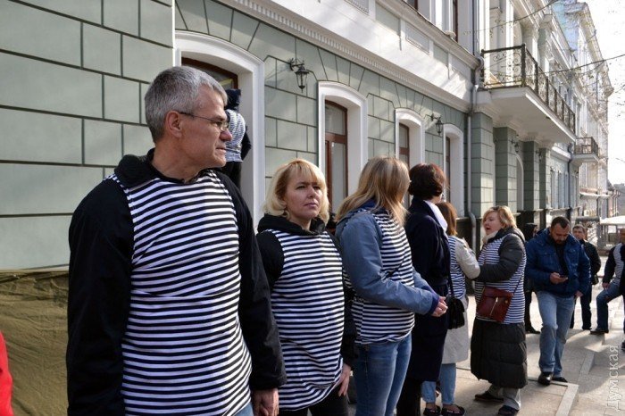 В Одессе люди в тельняшках блокируют областную прокуратуру
