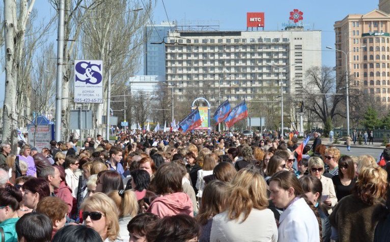 В Донецке проходит многотысячное шествие в честь годовщины провозглашения Республики