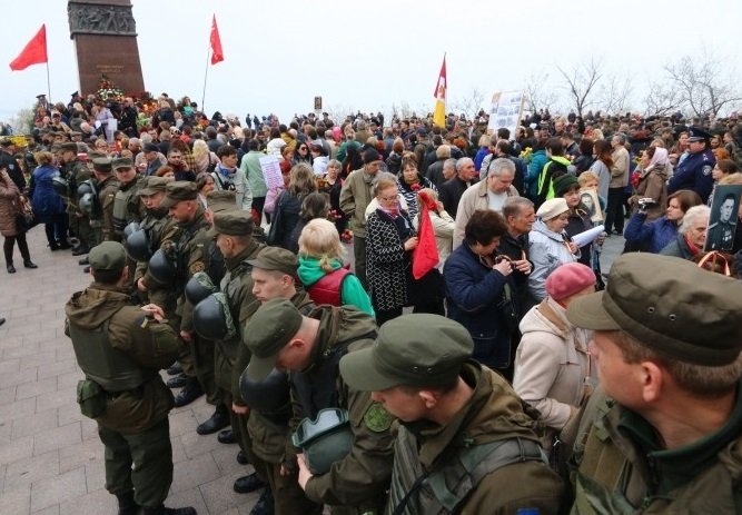 В Одессе националисты срывают георгиевские ленточки с митингующих