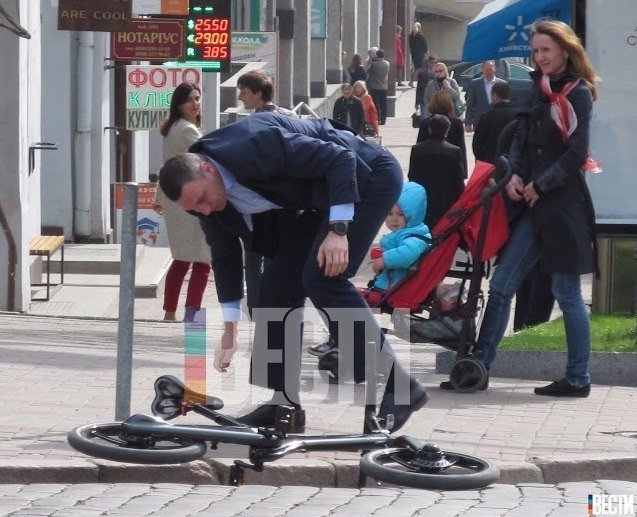 Кличко упал с велосипеда по дороге на работу