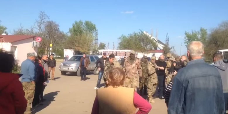 Жители деревни под Одессой избили карателей «Азова» в защиту Ленина