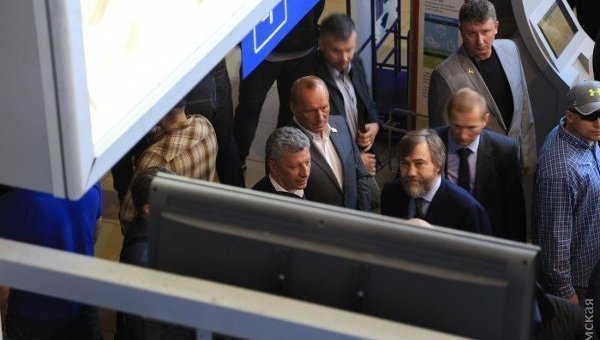 Бойко и Новинского заблокировали в Одесском аэропорту