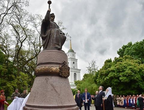 В Полтаве Порошенко открыл памятник Мазепе