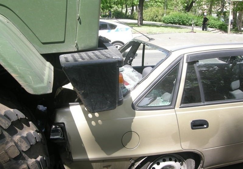 В Николаеве военный грузовик протаранил школьный автобус