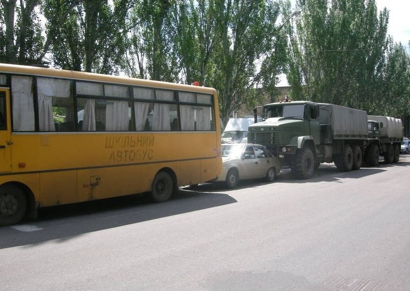 В Николаеве военный грузовик протаранил школьный автобус