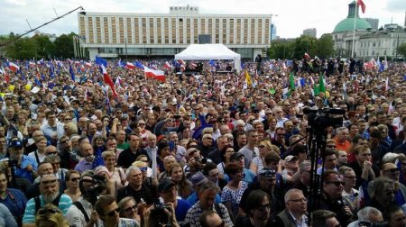 Четверть миллиона поляков вышли на антиправительственный митинг