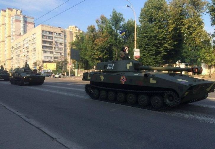 Киевские коммунальщики: военные, готовясь к параду, раздолбали весь асфальт