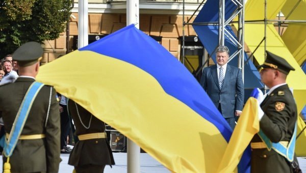 Порошенко: Мы поднимем наш флаг над Донбассом и Крымом
