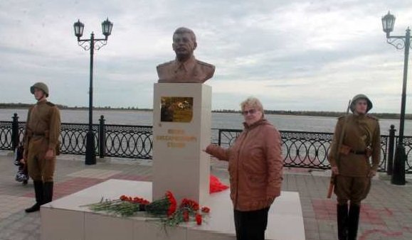 В Сургуте активисты установили памятник Сталину