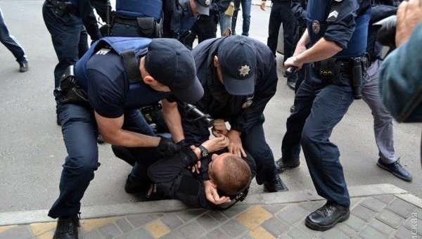 В Одессе возле консульства РФ полиция борется с «Правым сектором»