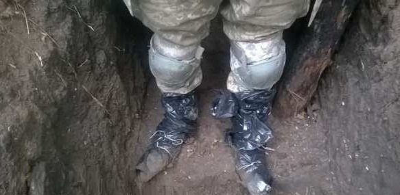 Экономь деньги государства: обматывай берцы мусорными пакетами - новый тренд ВСУ.