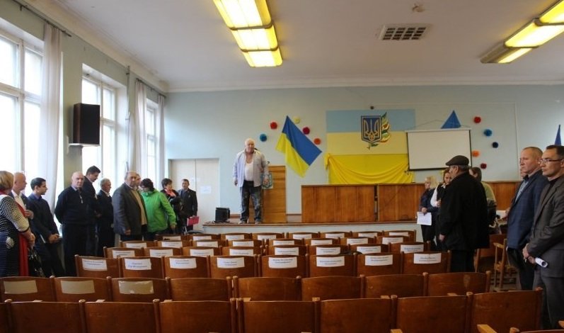 В Одессе депутата оппозиции бросали в мусорный бак