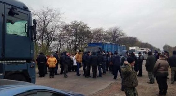 Жители Днепровской области перекрыли трассу в знак протеста против рейдерских захватчиков