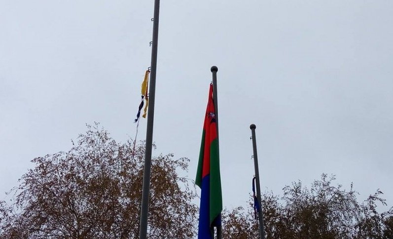 В Константиновке люди поснимали флаги украинского оккупанта