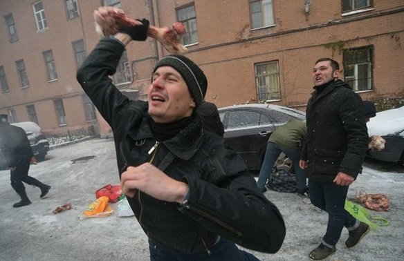 Украинское посольство в Питере забросали костями