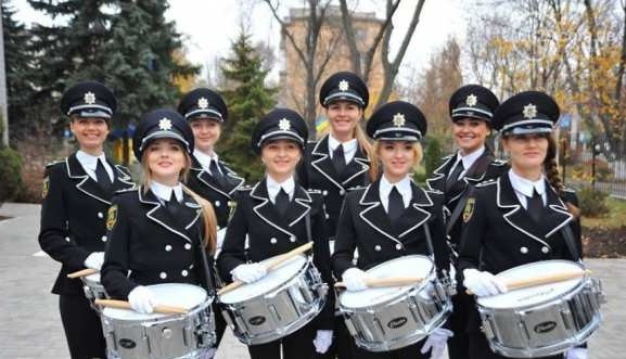 В Мариуполе из молодых следовательниц создали ансамбль барабанщиц