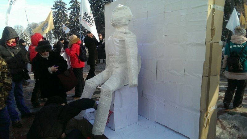 У Рады люди посадили чучело президента на "унитаз Конституцию"