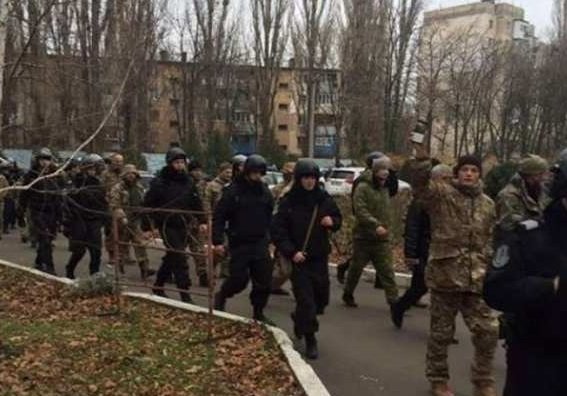 На таможне в Одессе лица в камуфляже устроили драку и погром