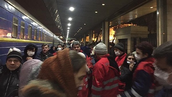 18 детей госпитализировали с вокзала в Киеве. Массовое отравление в Каменец-Подольском