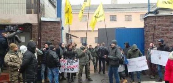 Укроактивисты- правосеки сорвали допрос Януковича