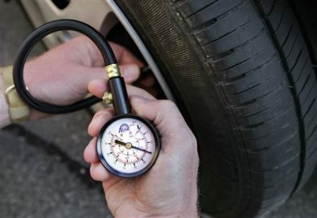 Как правильно проверить давление в шинах автомобиля