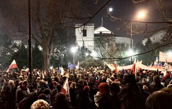 Майдан в Польше: полиция оттесняла протестующих, чтобы вывести Качиньского
