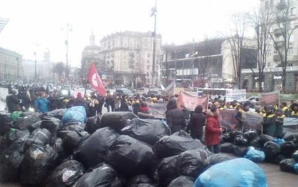 В Киеве предприниматели завалили мэрию мусором