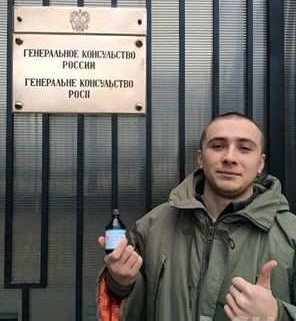 Кощунственный «флешмоб» неонацистов у стен российского посольства в Киеве
