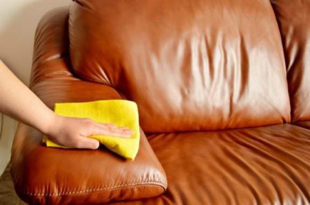 Как очистить диван от пятен
