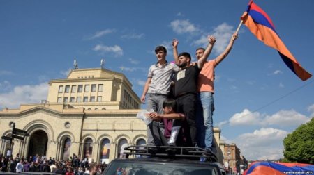 Народ всегда прав: В Армении победила "бархатная революция"