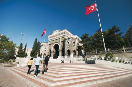 В вузах Турции прекращен прием заявлений для учебы на отделениях французского языка и литературы