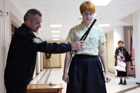 В Татарстане школьнице пришлось раздеться, чтобы попасть на ЕГЭ