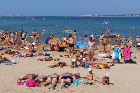 Роспотребнадзор запретил купание на пляжах Анапы и Геленджика