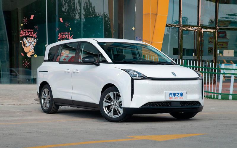 
            В России появился новый автобренд. Он потеснит «Москвич» и Evolute
        